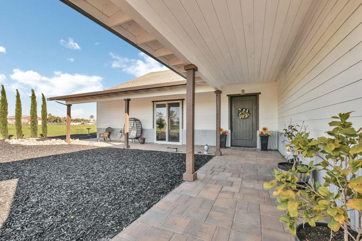 Newer custom single-story home - photo 15