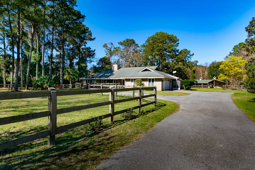 Charming Horse property in Bluffton SC. 1.55 Acre 3 stalls