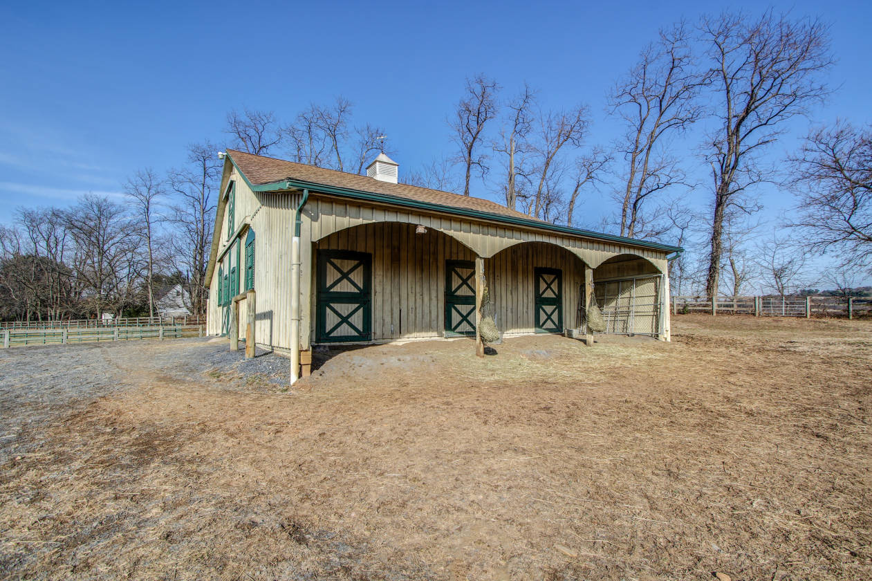 Horse ranch for sale, center aisle barn on 4.3 acre farmette, with 4BR