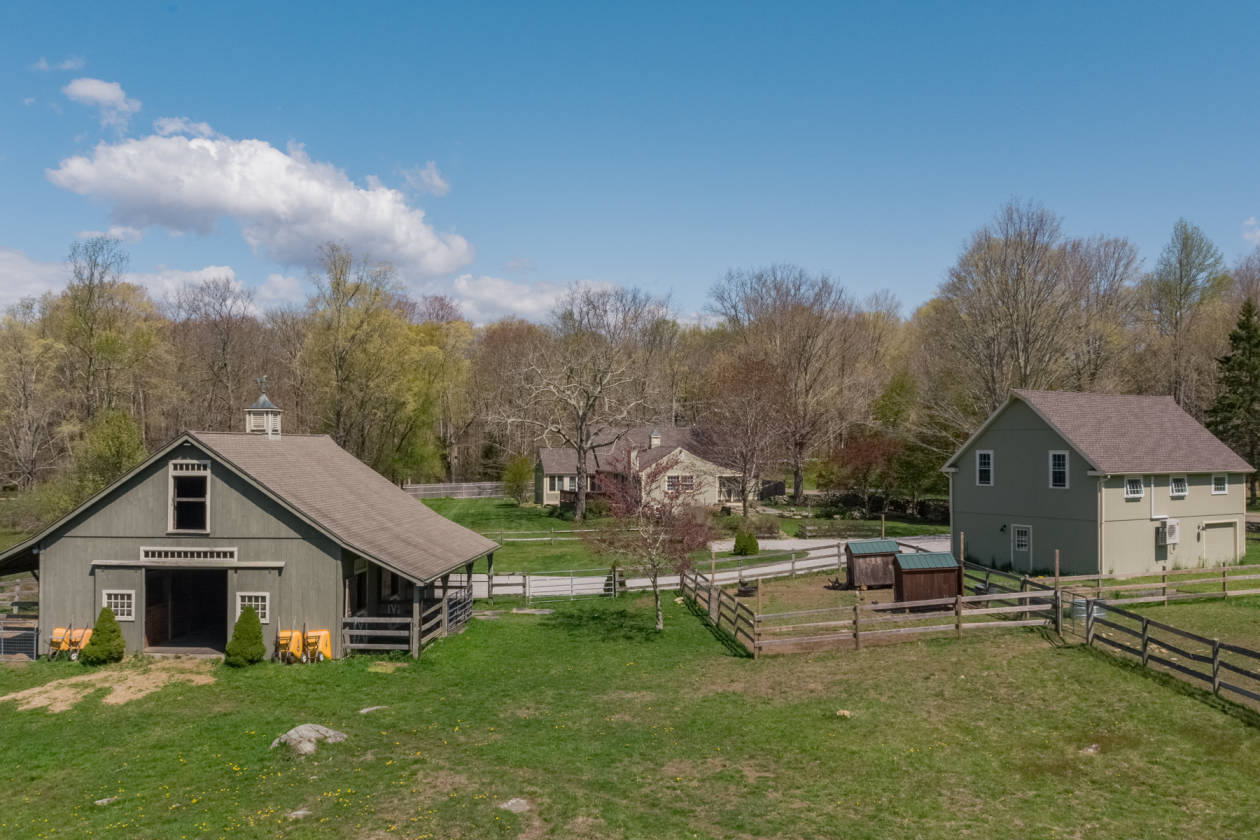 Beautiful horse property 4 stall barn ring and... Killingworth