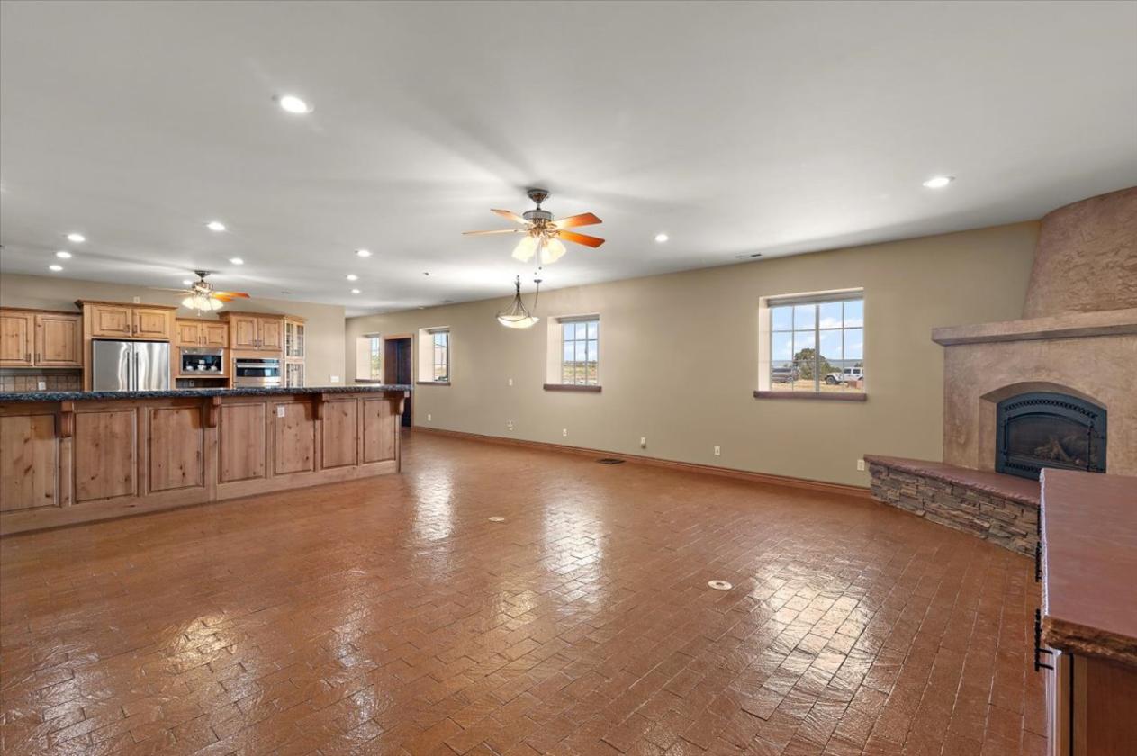 Pueblo ranch with 27,125 sq ft building - photo 4