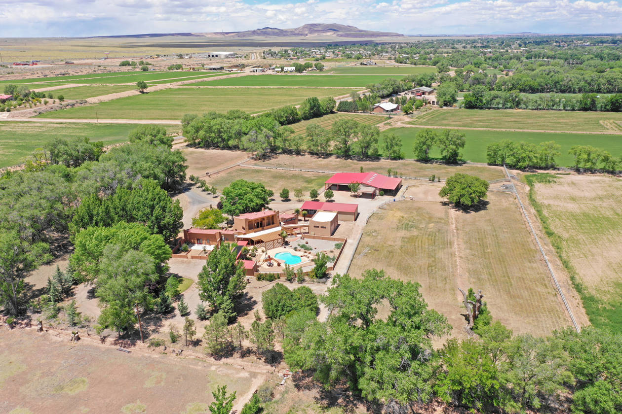 Horse farm with custom barn and cutom home on 19... Belen, Valencia