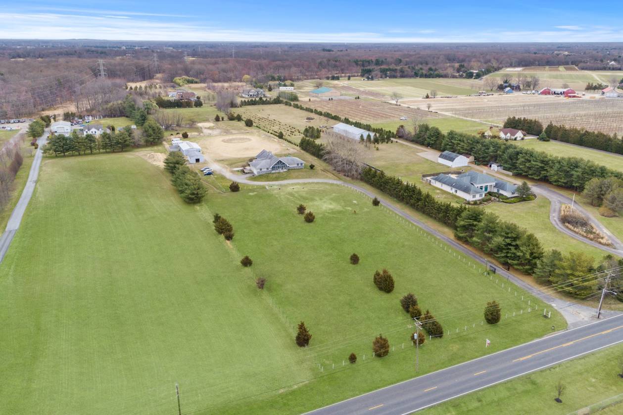 Custom Contemporary Ranch Home & Horse Farm on 8.45 Acres Medford