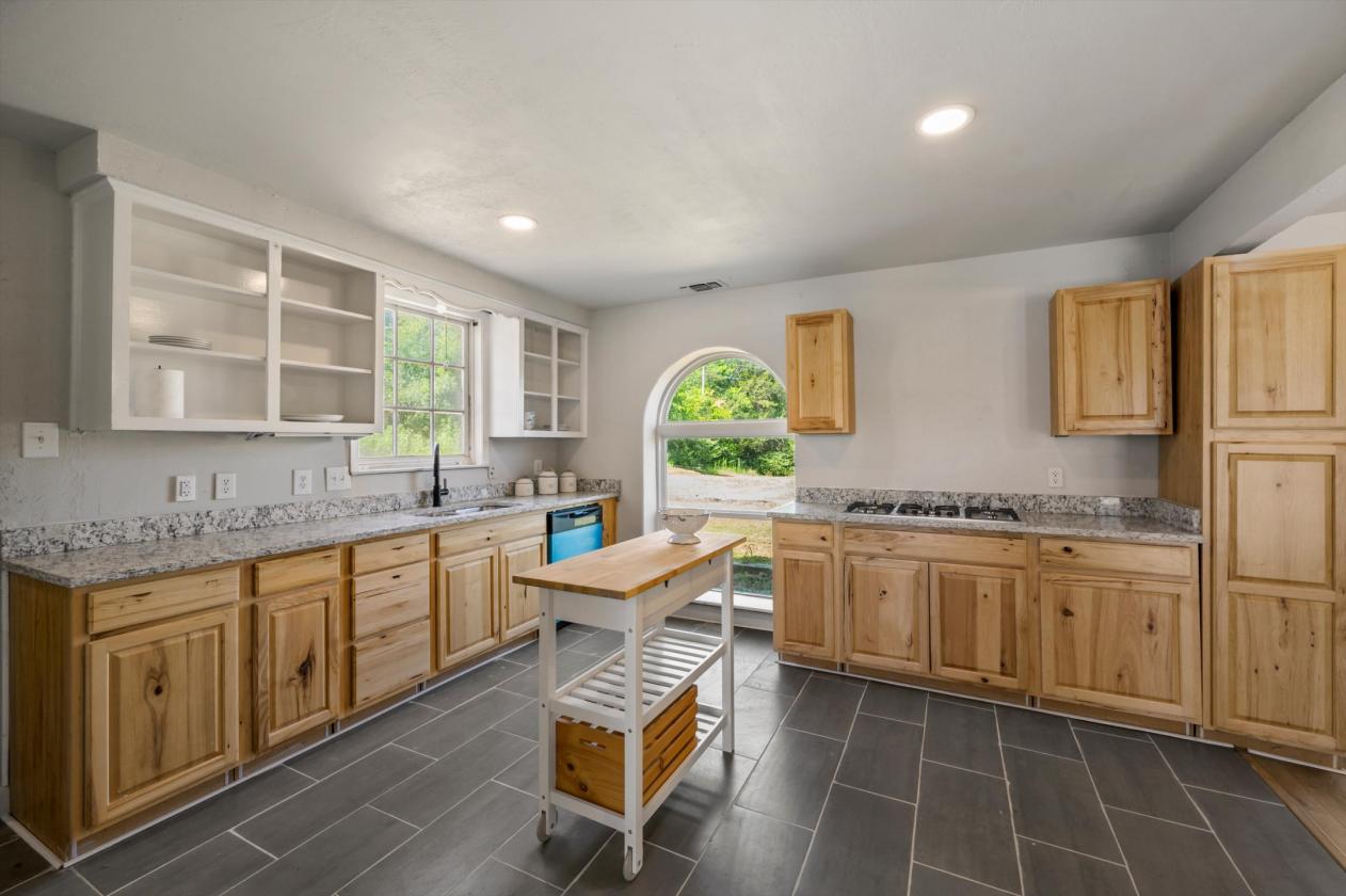 Updated home on 5.93 acres - photo 12