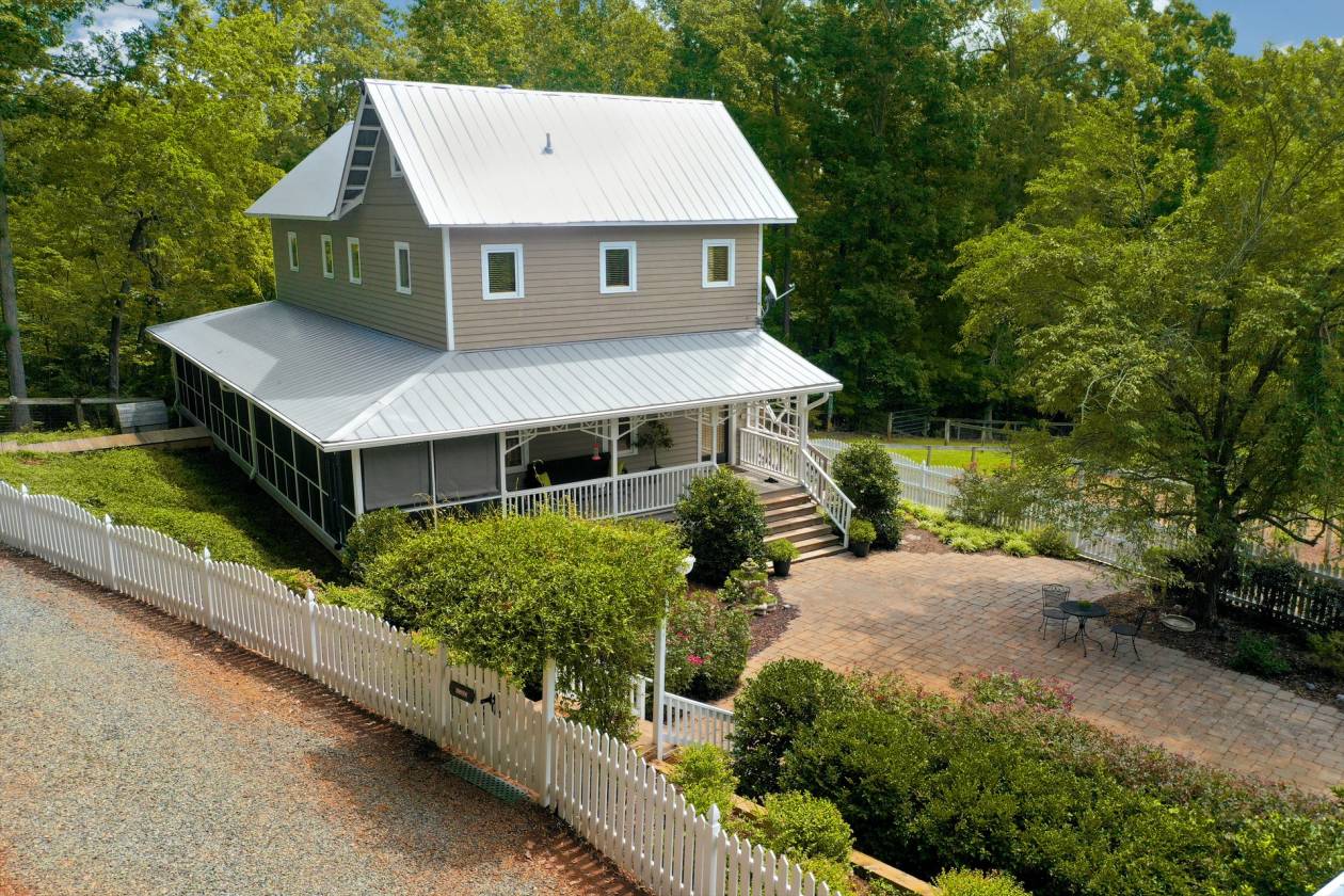 Amazing 10 acre Farm w/ riding arena, separate Guest House... Chapel