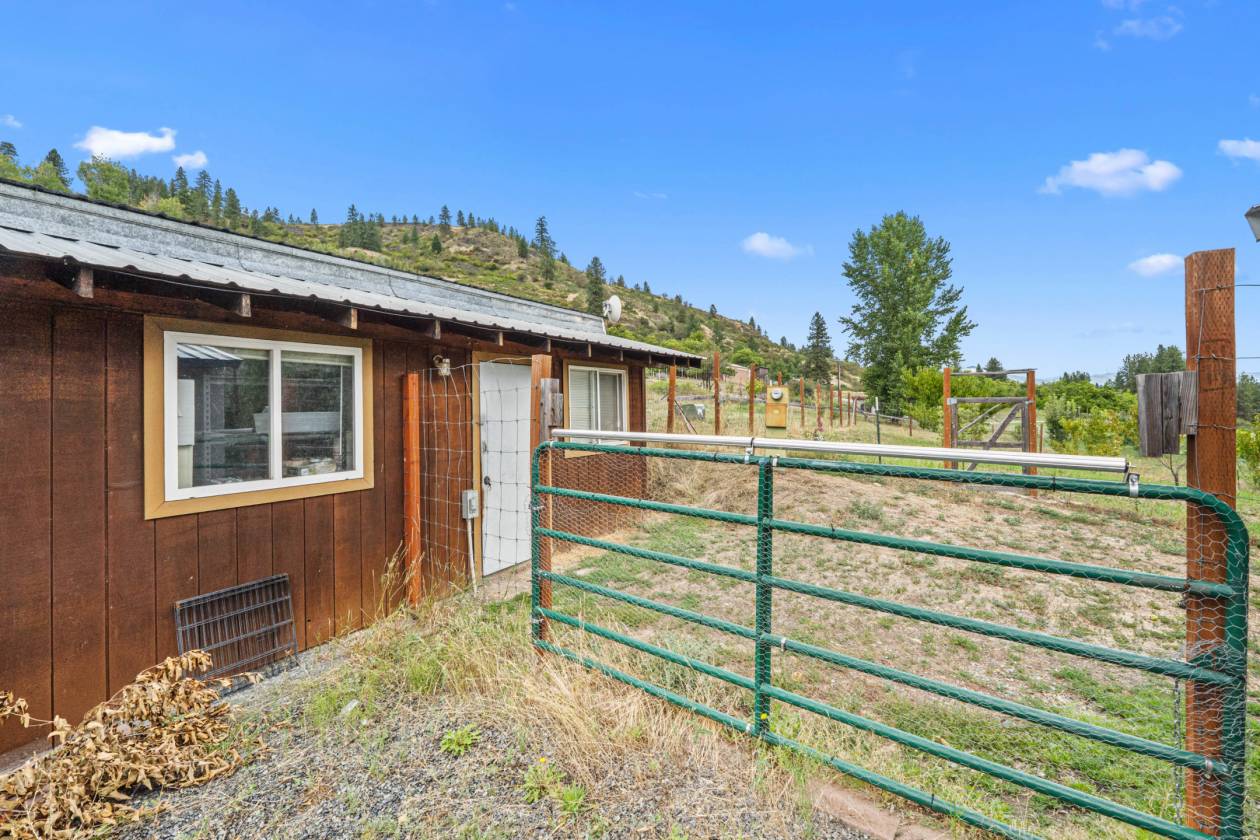 Columbia River views on 14 acres w/room for horses - photo 20