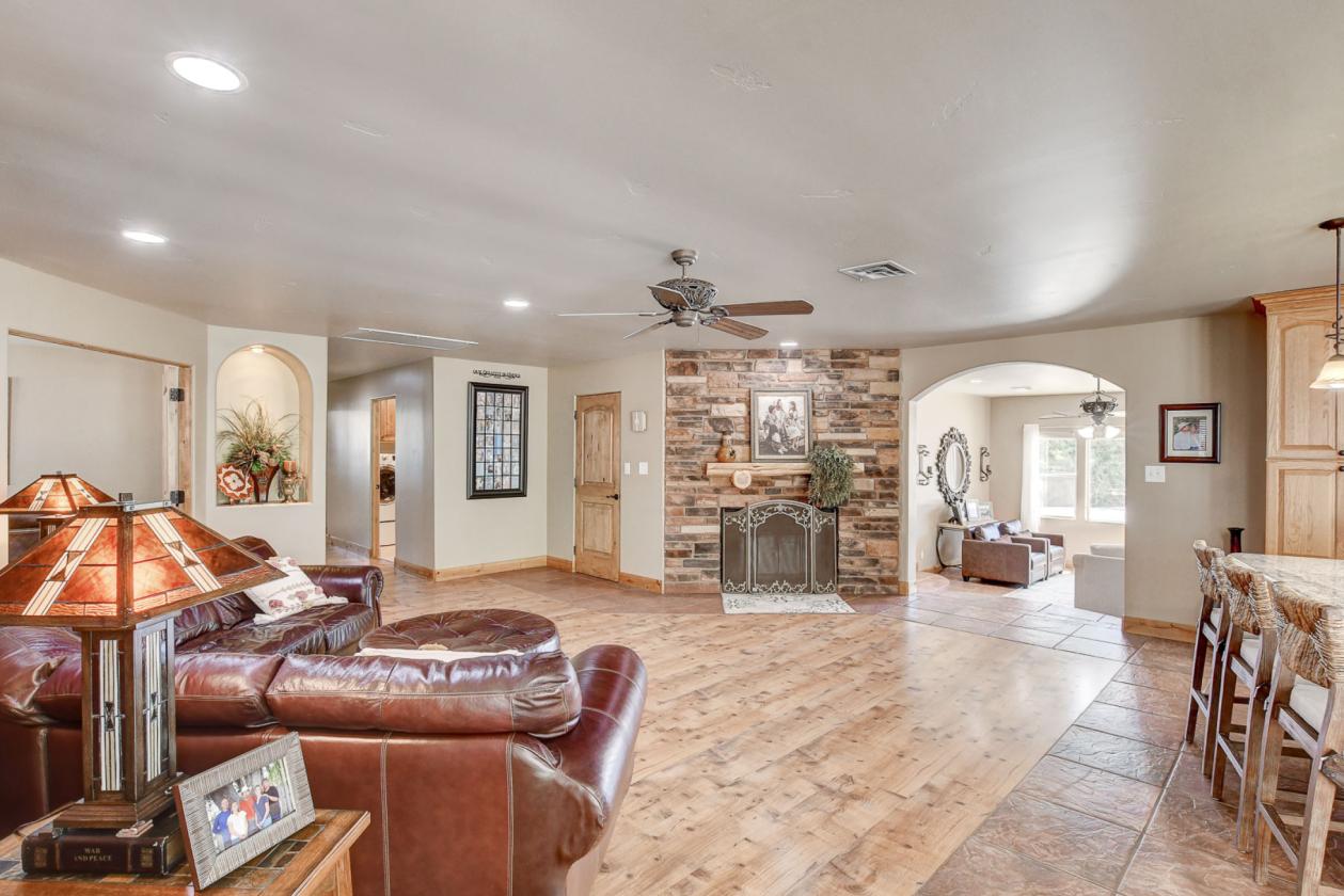 Custom Home, 2 Arenas, Barn, Orchard, WATER RIGHTS - photo 7