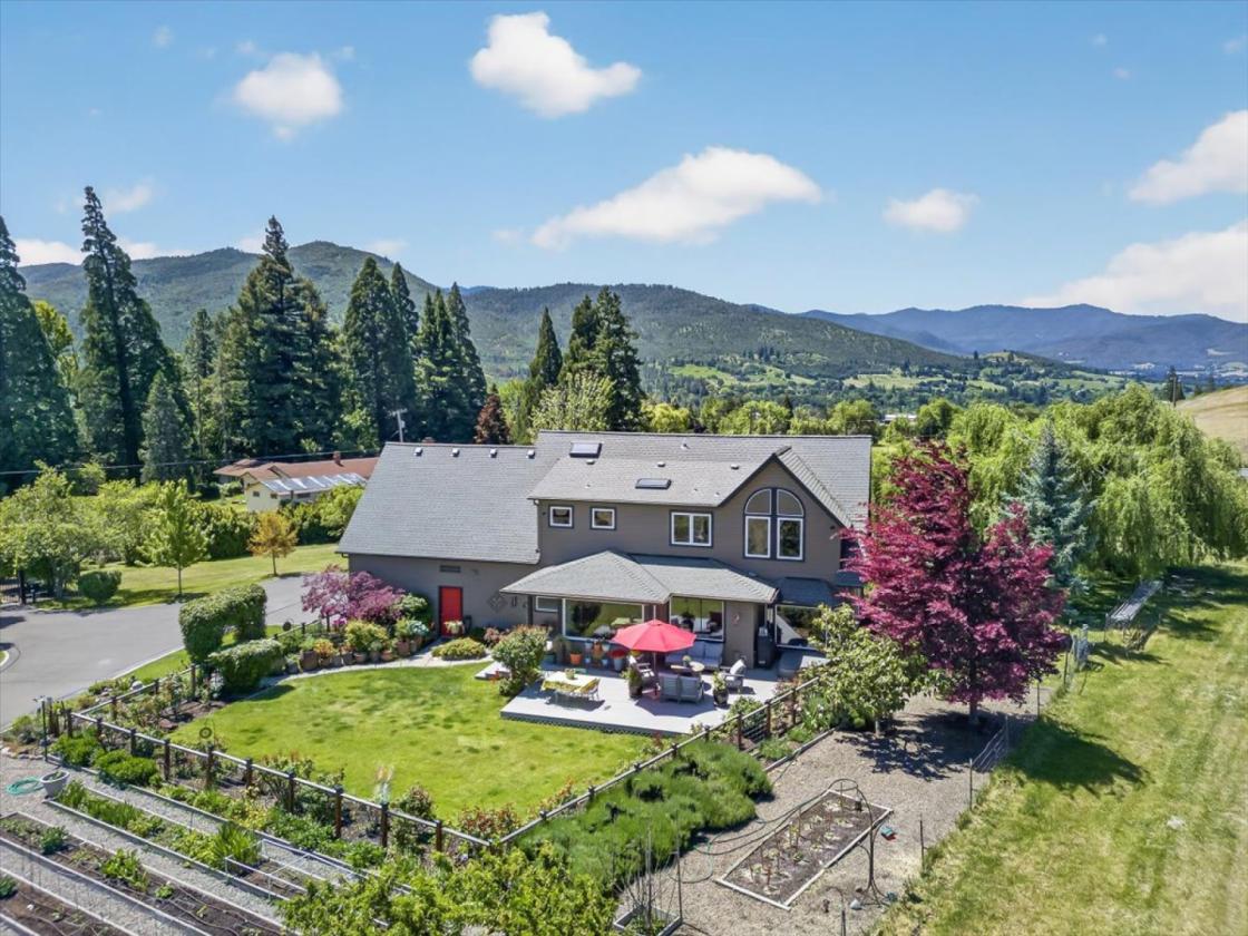 Country living close to Downtown Ashland - photo 5
