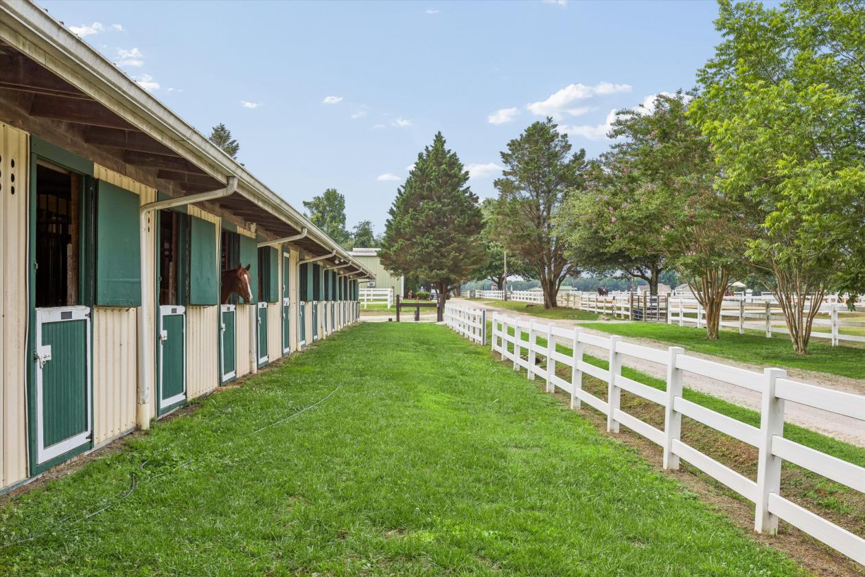 Cedar Valley Farms Indoor arena, 37 stalls, 40 acres - photo 19