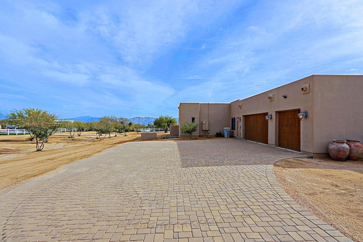 Exceptional 5 Acre Estate with a Designer Barn - photo 29