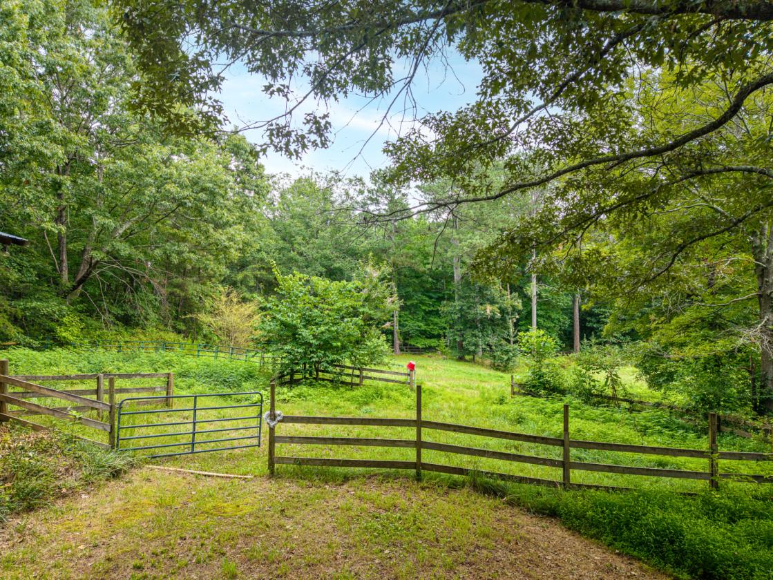 6 ACRES, BRICK RANCH, BARN - photo 4