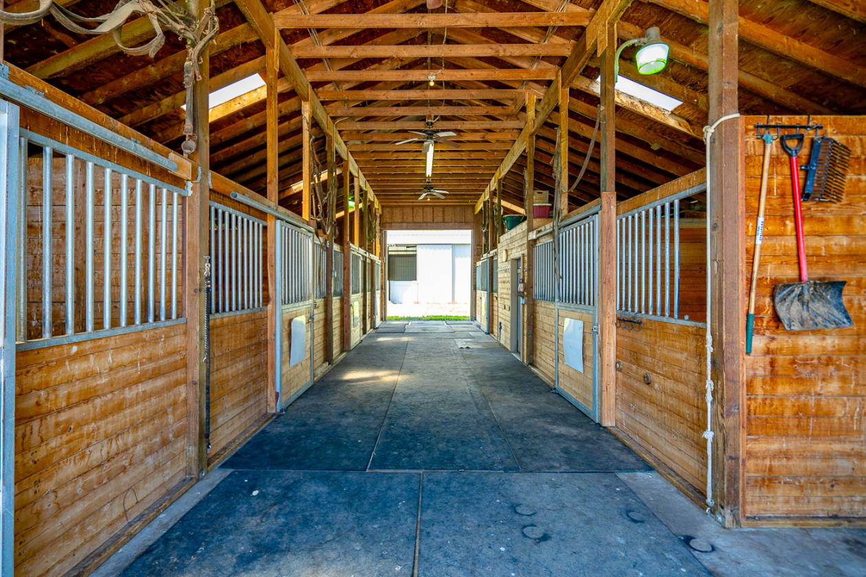 Private Equestrian Facility with Lake Views Moses Lake, Grant County