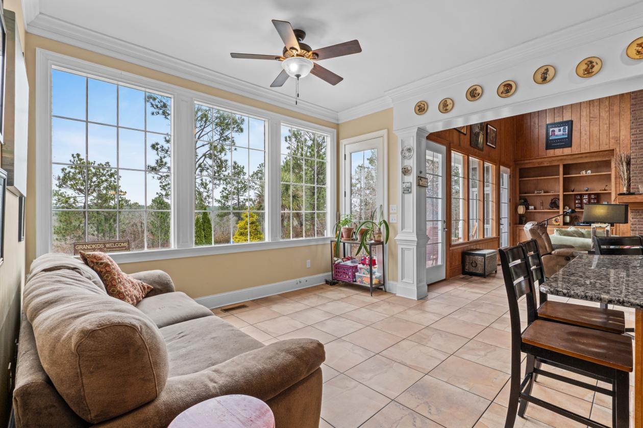 Custom home, pool and equestrian community! - photo 6