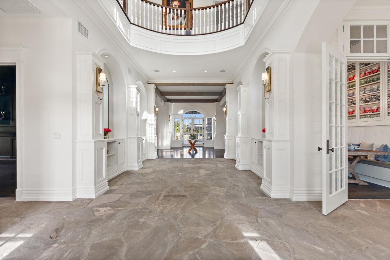 Zoelyon | Equestrian Estate with 5 Stall Barn - photo 7