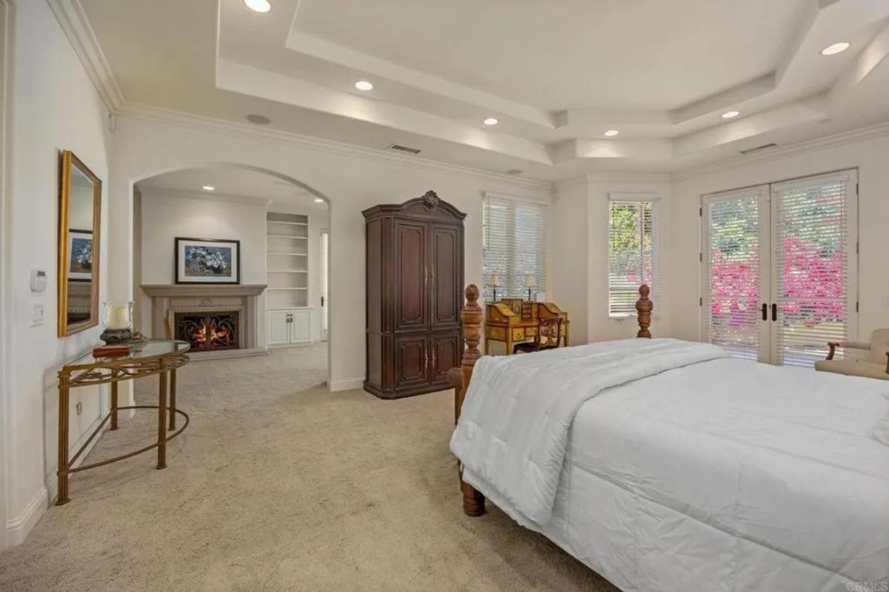 Italian Villa in Prestigious Equestrian Community - photo 23