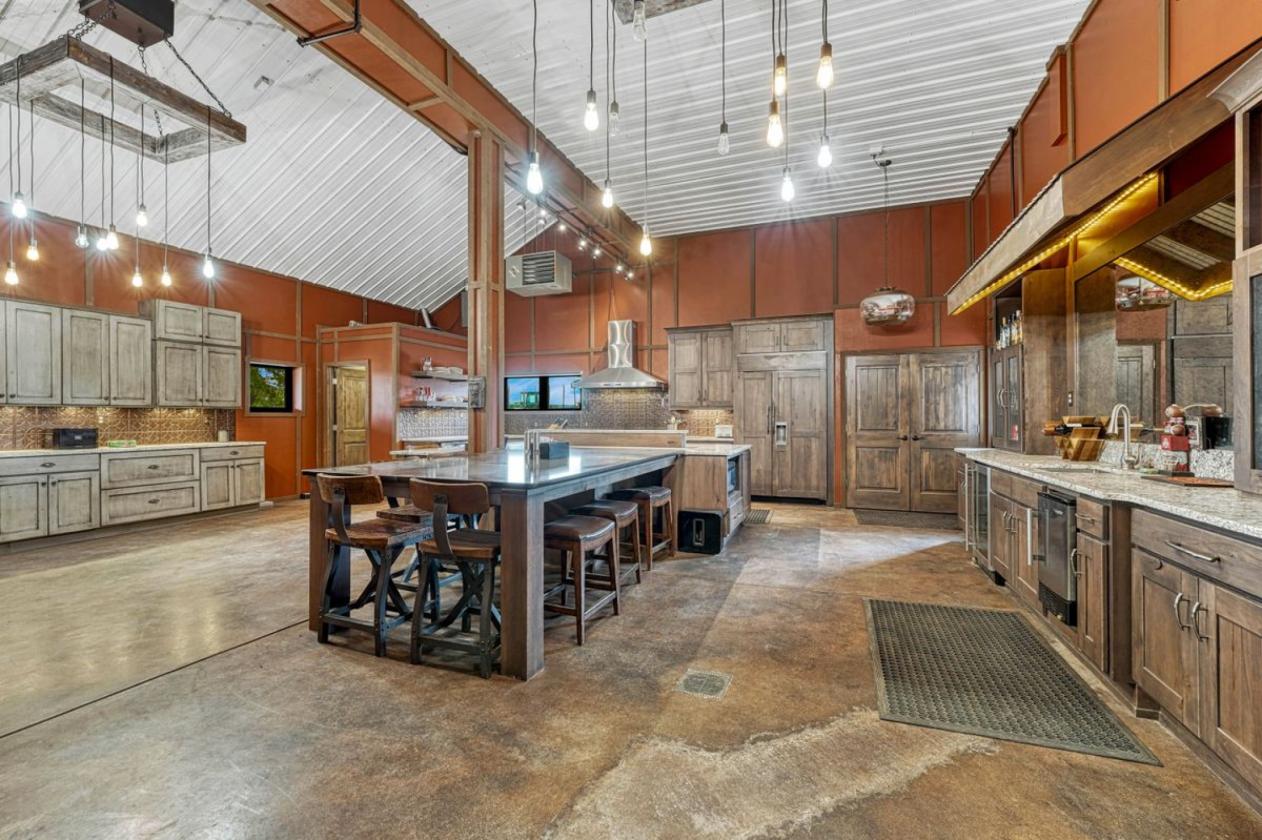Timeless Equestrian Living Made for Entertaining - photo 6