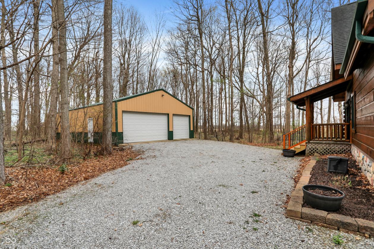 Stunning Barna log home on over 12 acres - photo 5