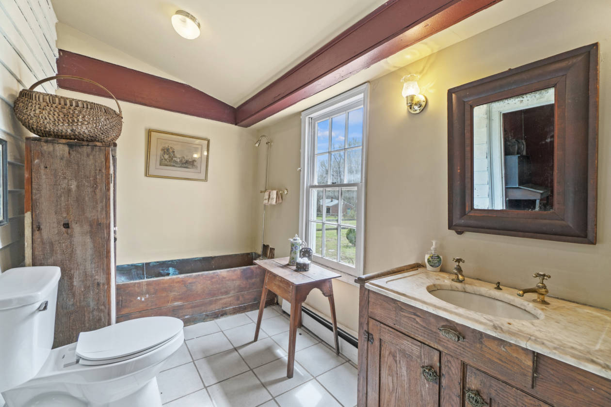 Pre-revoutionary home on a 10-acre horse farm! - photo 16