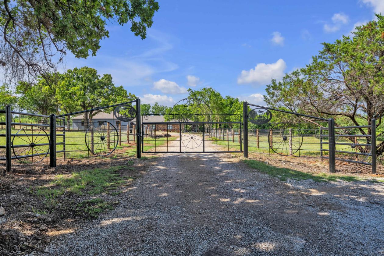 Bring Your Horses! 2026 home updates & guest house - photo 1