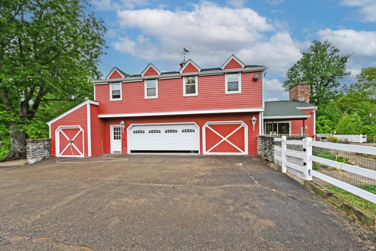 Luxury Equestrian Horse Ranch w/ 6-stall barn! - photo 12