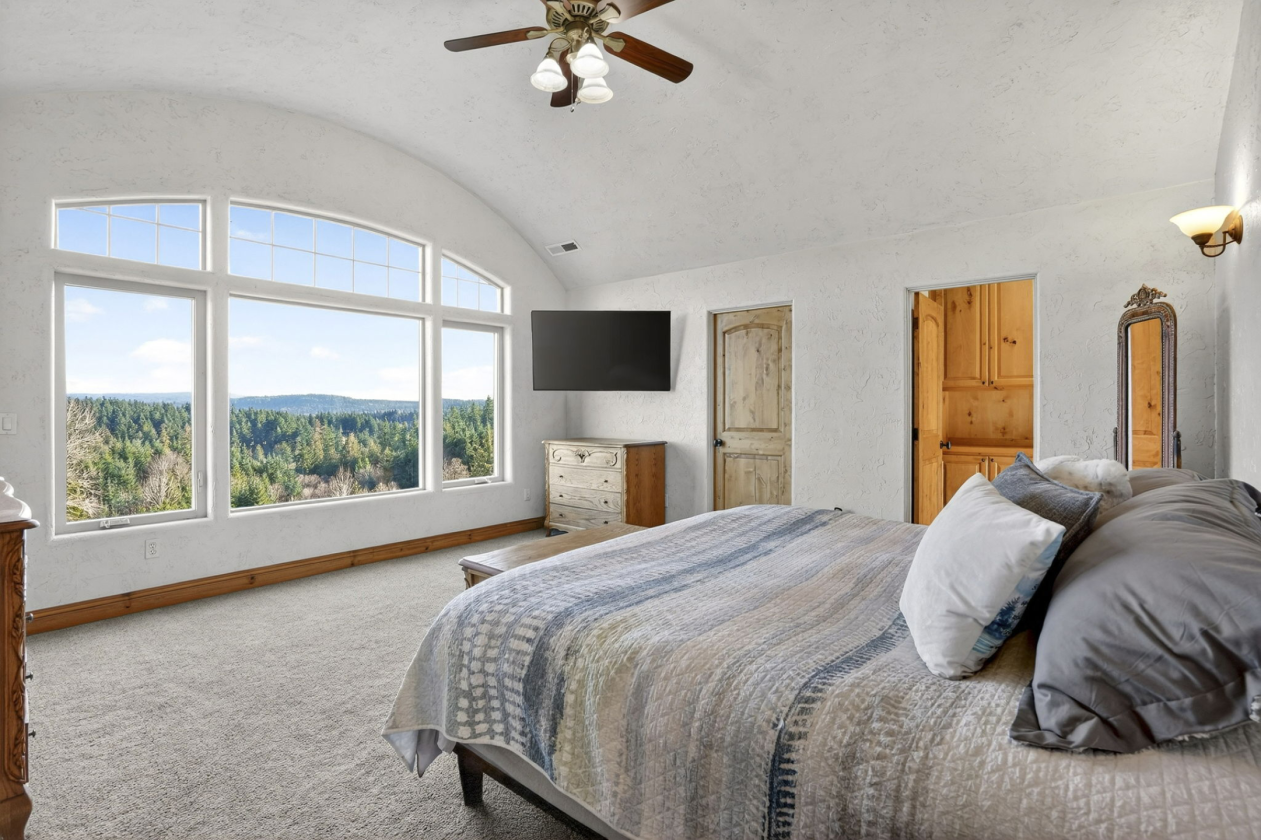Custom Home on 10+Acres, Indoor Arena, 6 stalls - photo 11