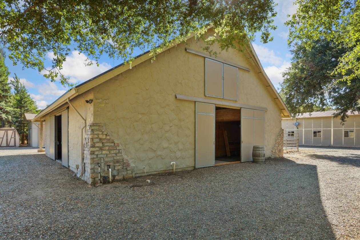 Estate with 7 pastures, 2 homes, lake, Vineyard - photo 16