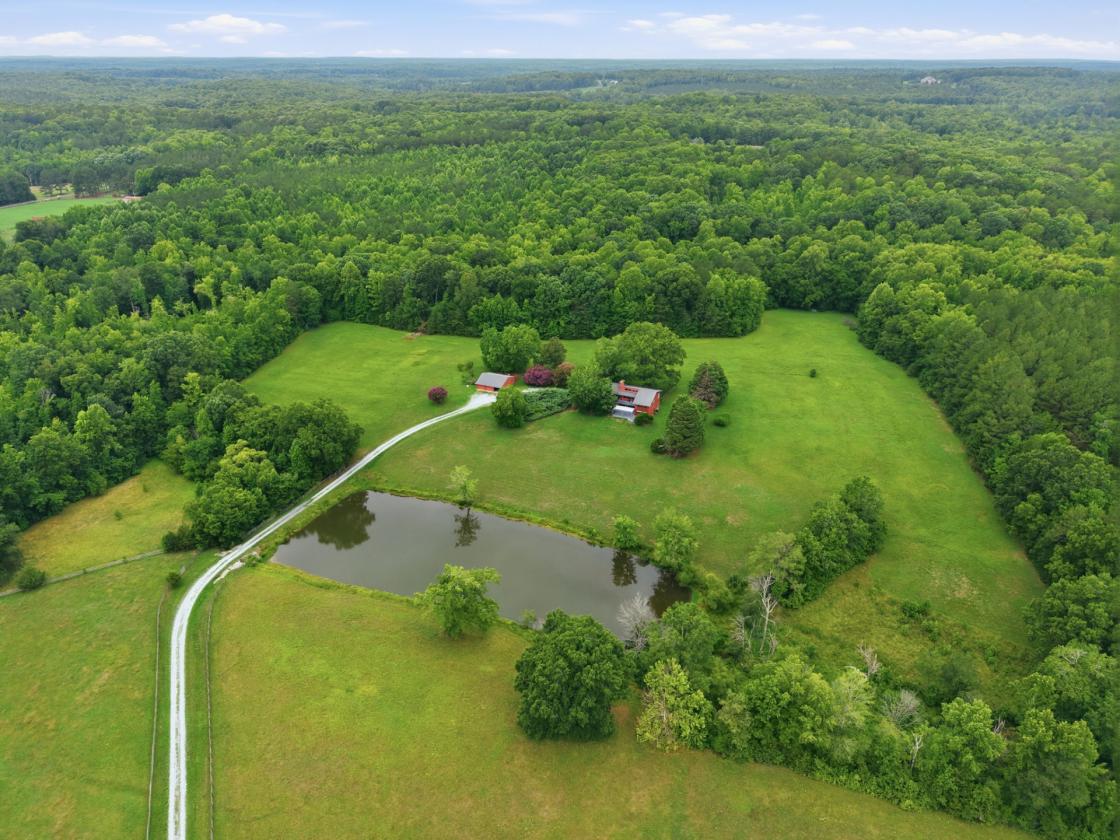Grand Modern Farmhouse & Barn on almost 30 acres - photo 1