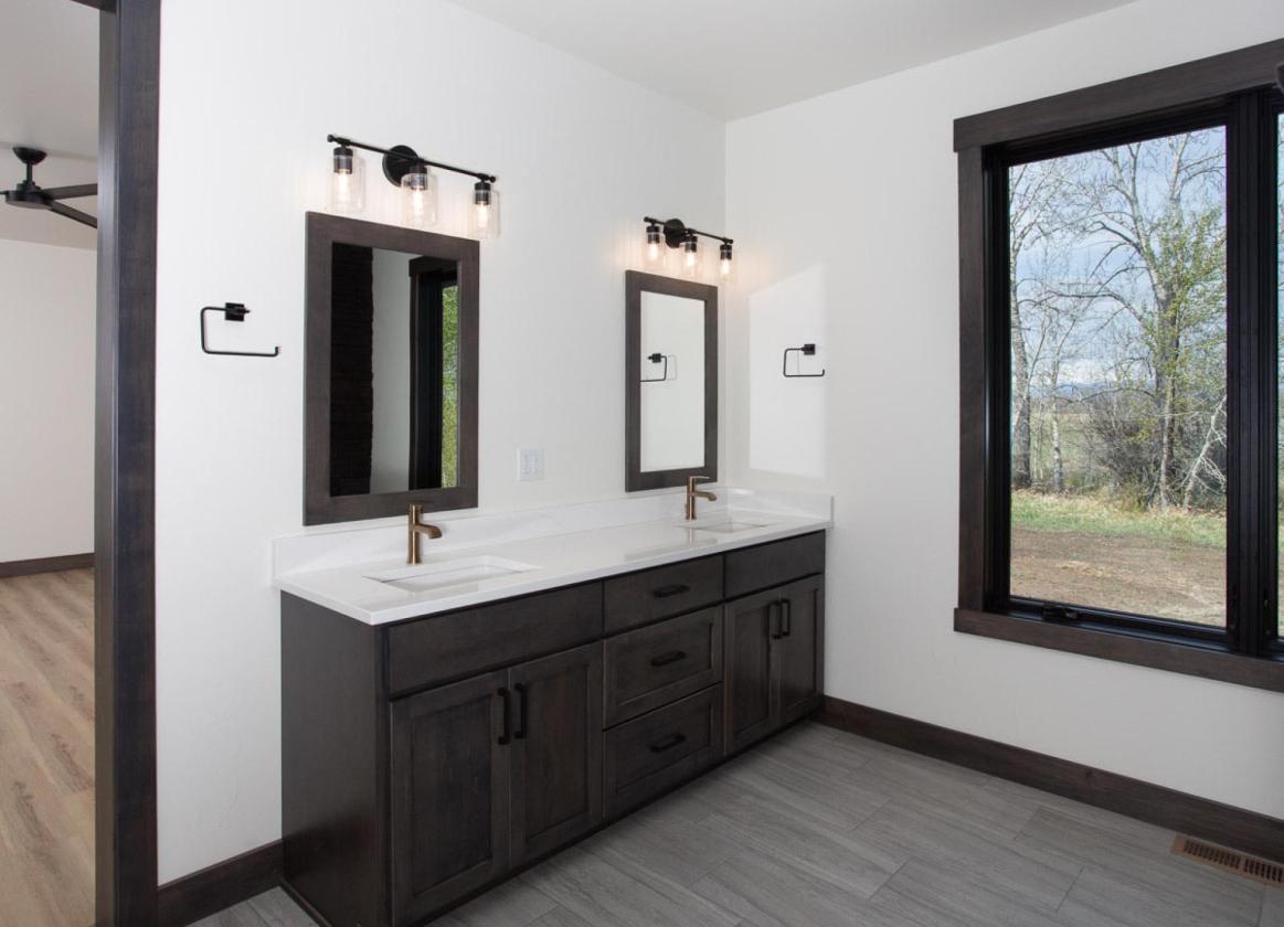 Stunning New Home w/ Mountain Views on 5.2 acres - photo 20