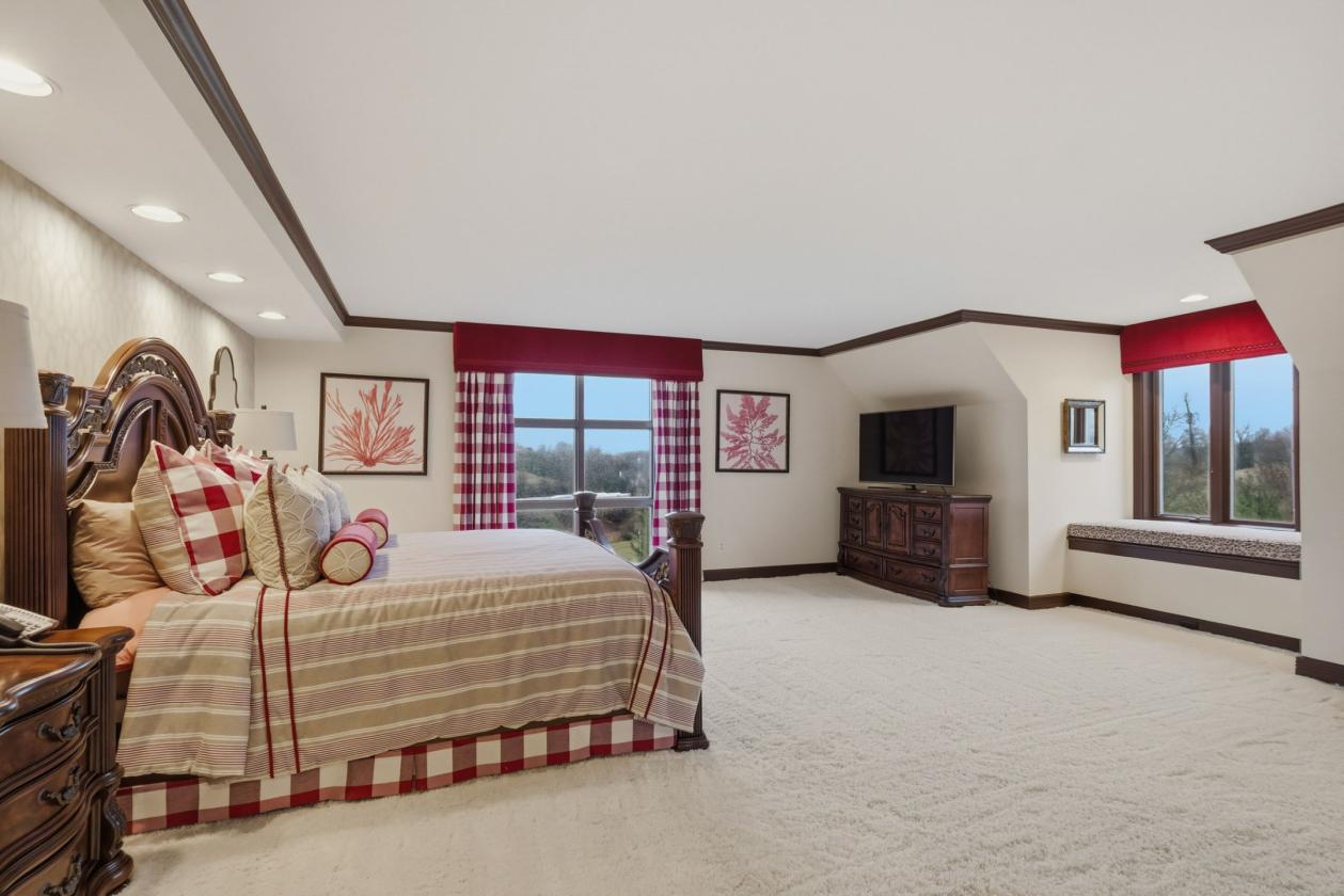 Stunning Equestrian Home! - photo 17