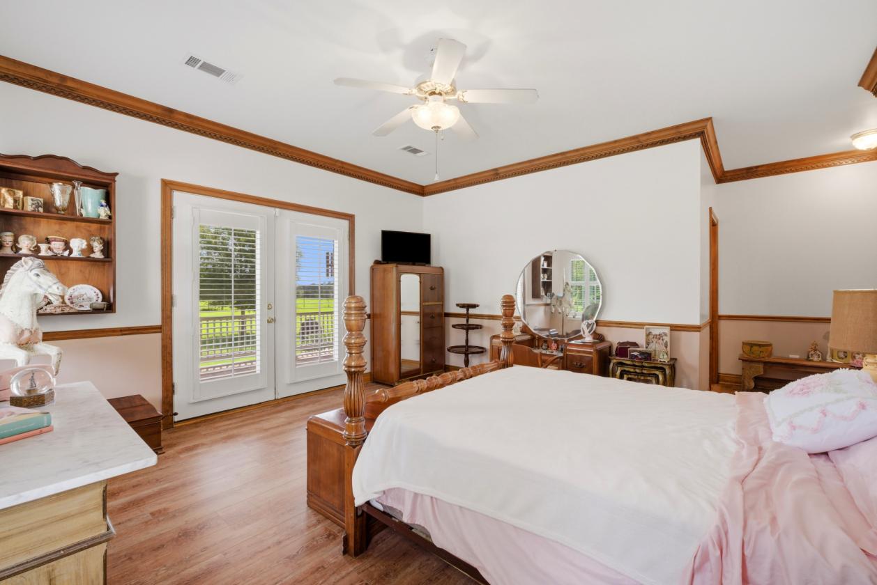 NW Florida, Antebellum-Style Home, Paddocks & Pool - photo 11