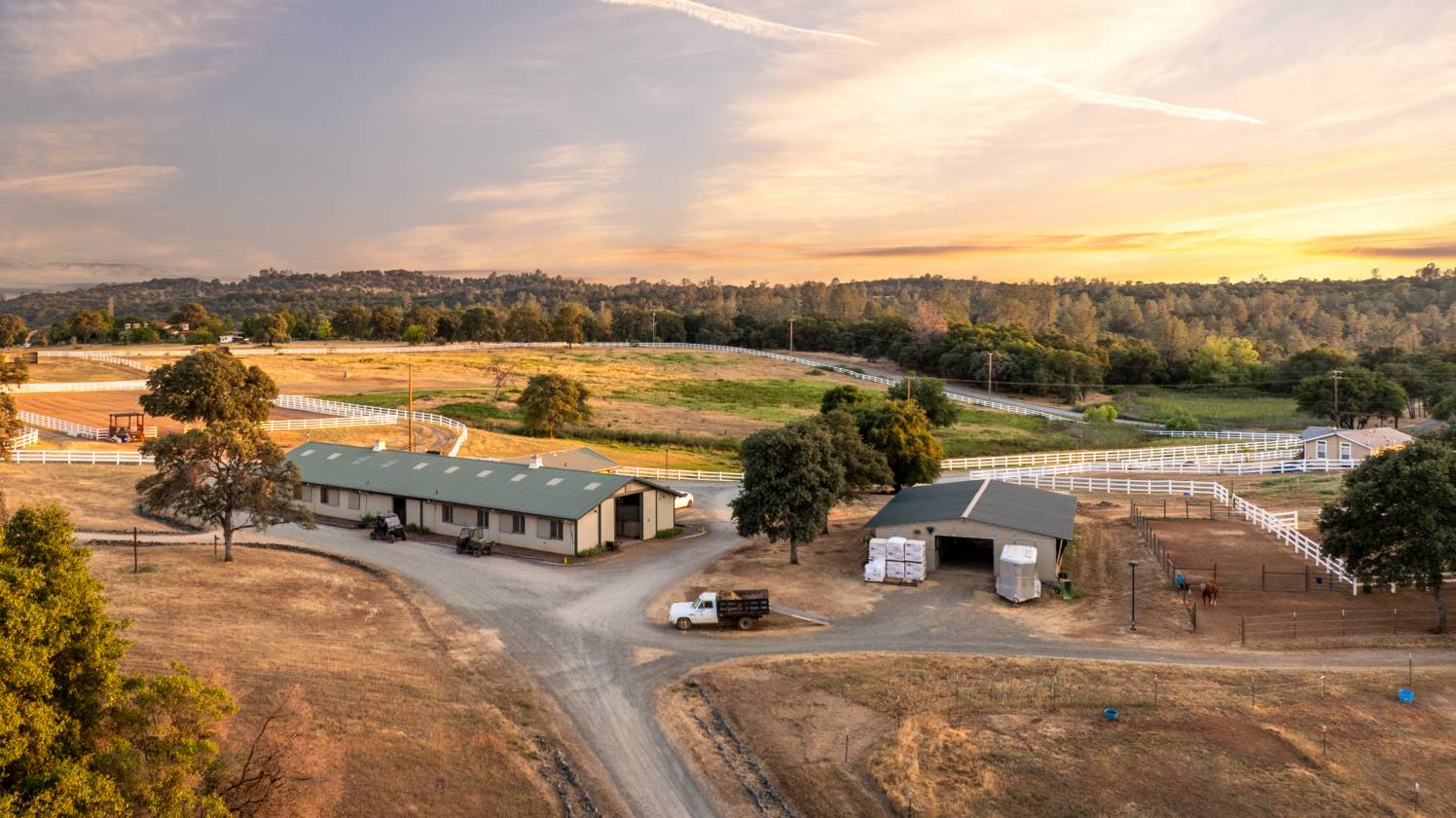 80 acre w/ 3-4 homes, 2 barns & 2 arenas +++ - photo 9