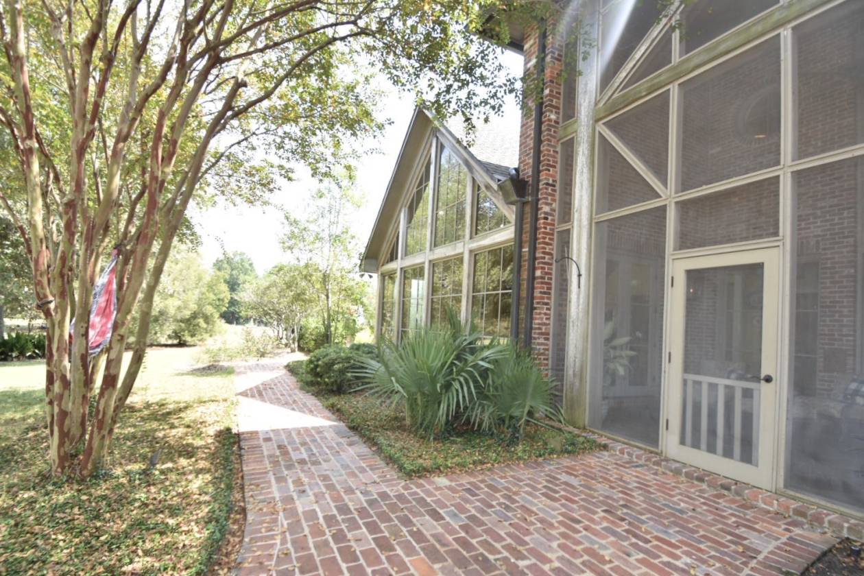 Luxury Equestrian Estate on beautiful Wolf Lake in MS Yazoo City