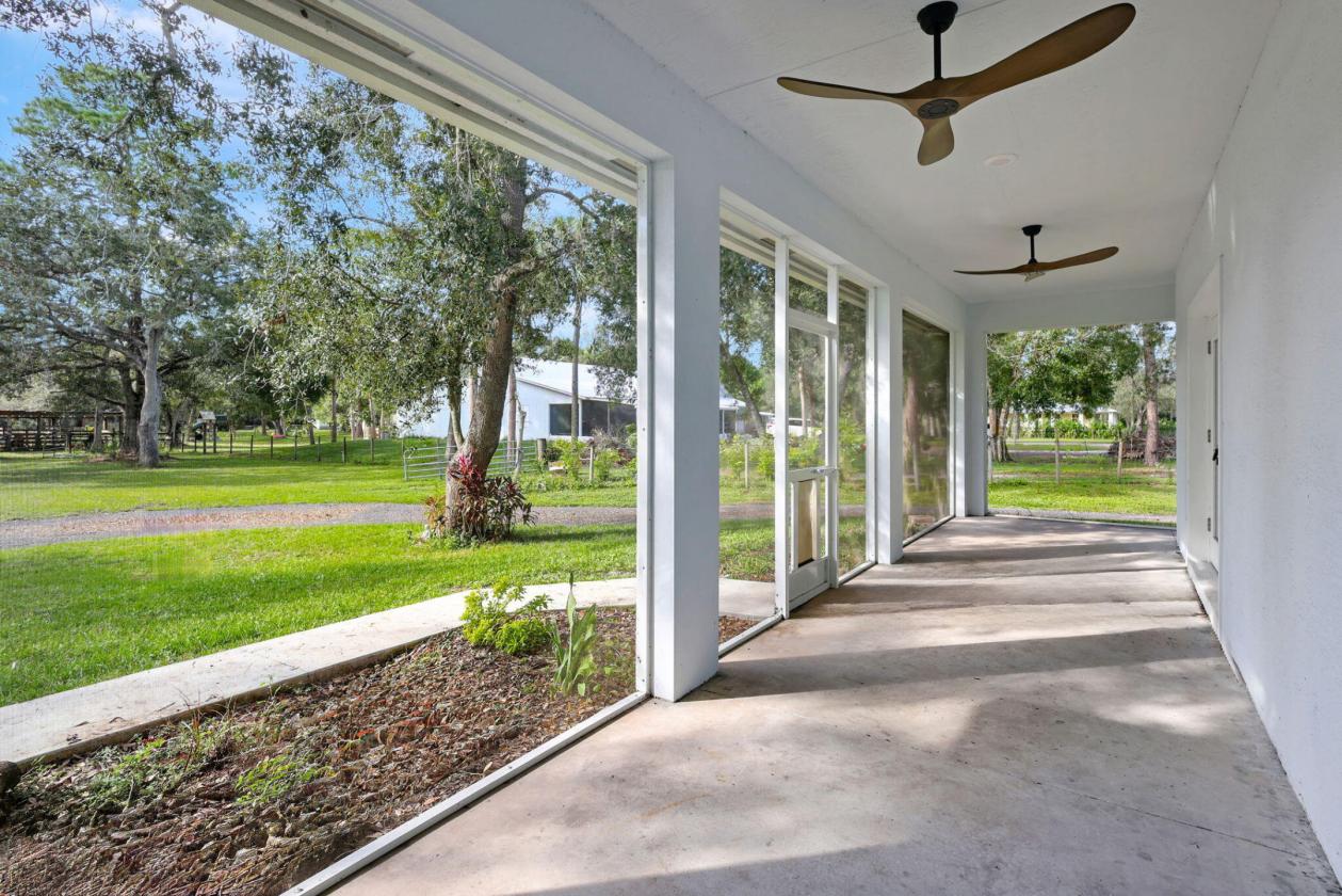 Horse Property with new guest house and 10 stalls - photo 9