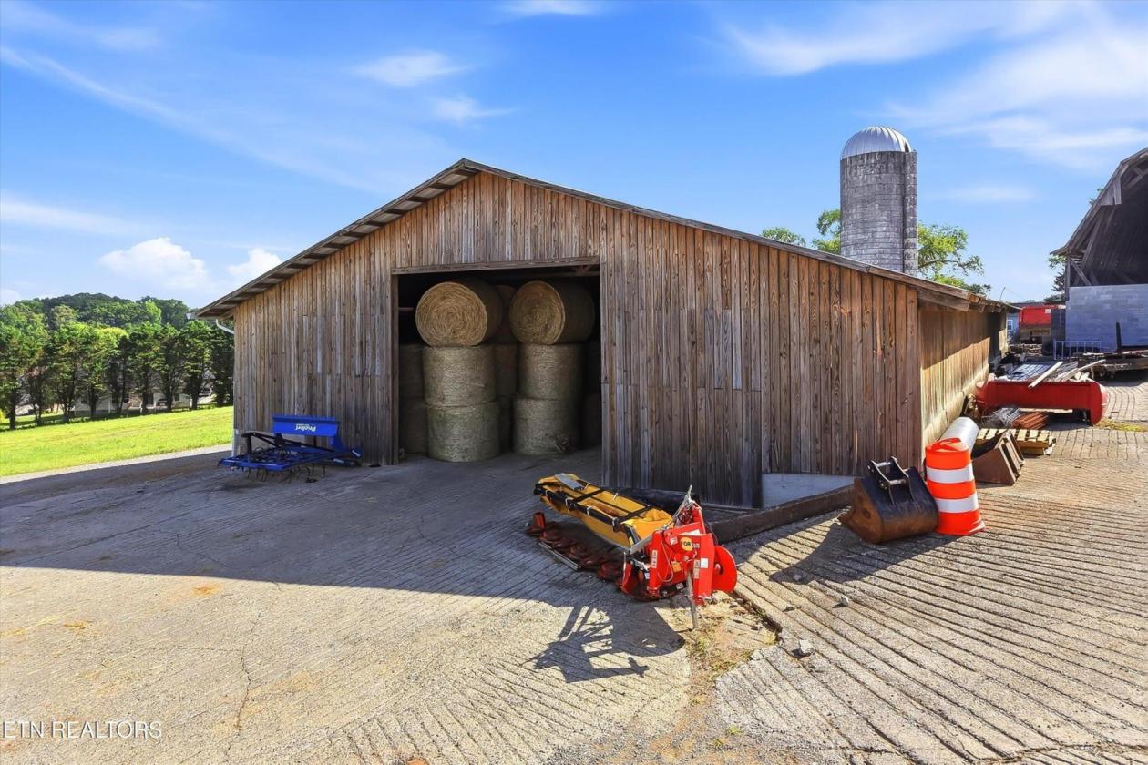 Exceptional horse ranch on 52 acres - photo 23