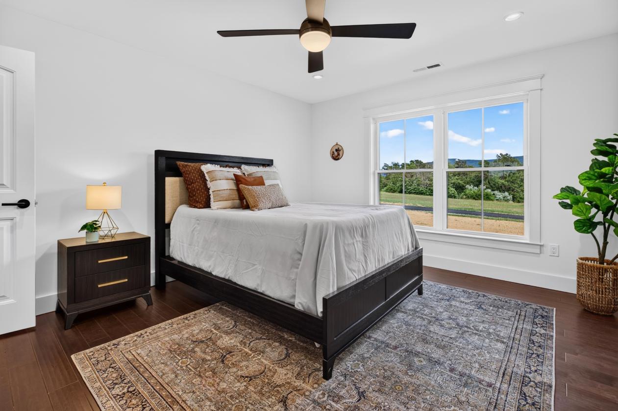 Luxury home with room for horses! - photo 19
