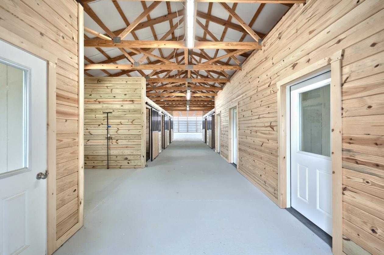 Stunning Horse Property with Indoor Arena - photo 4