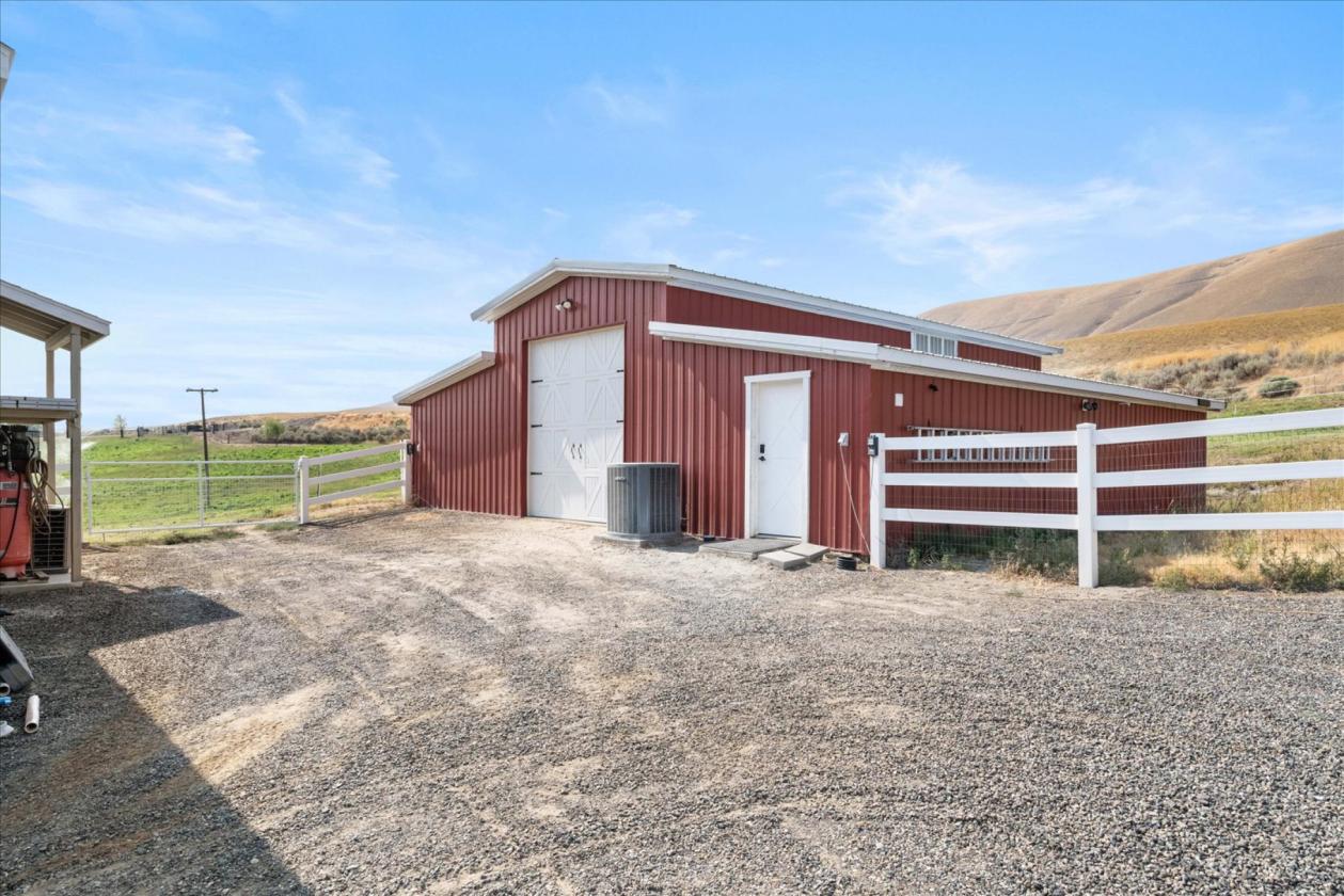 5.4 Acres, Shop, Barn & Pool near Tri-Cities - photo 5