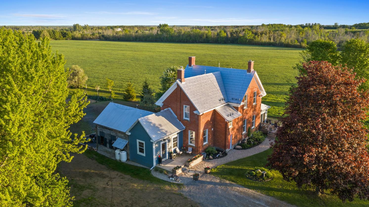 Turnkey equestrian farm w/renovated house/barns! - photo 6