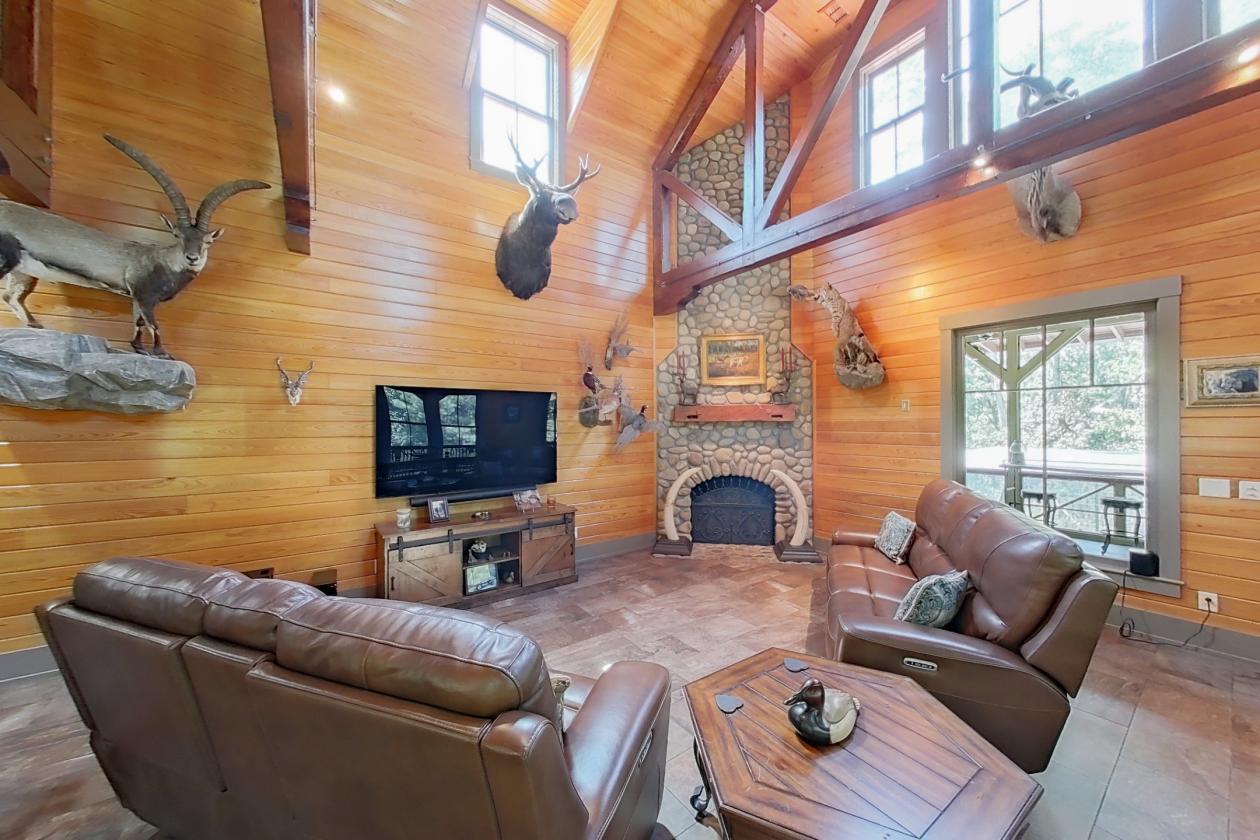 ONE-OF-A-KIND HOME IN EQUESTRIAN COMMUNITY - photo 3