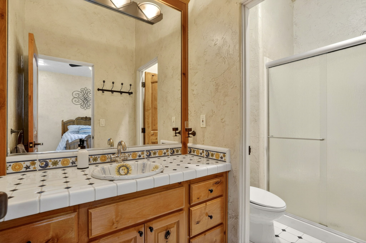 Custom Home on 10+Acres, Indoor Arena, 6 stalls - photo 19