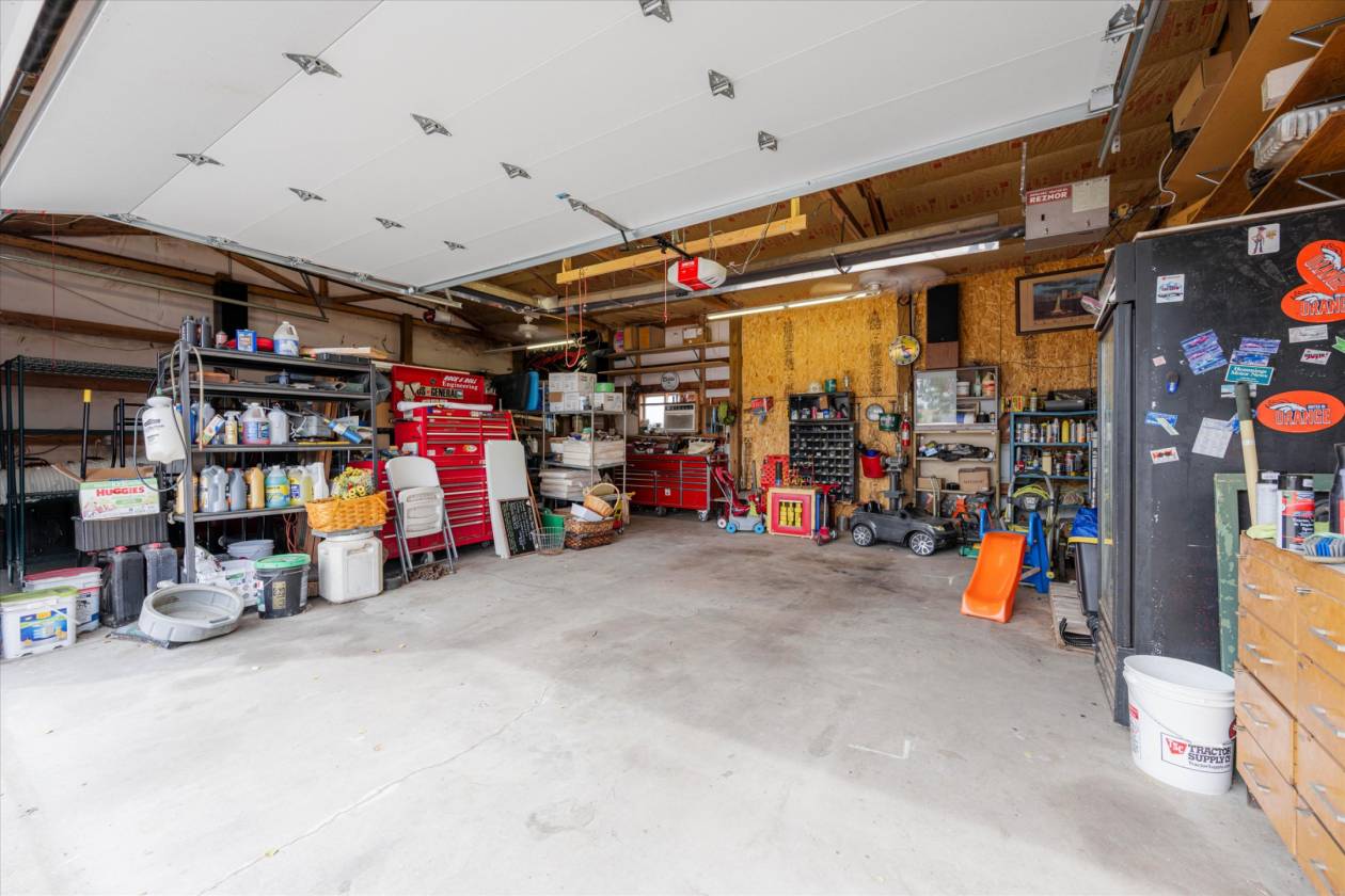 T Lazy J -Roping Arena, 6-Stall Barn & Custom Home - photo 22