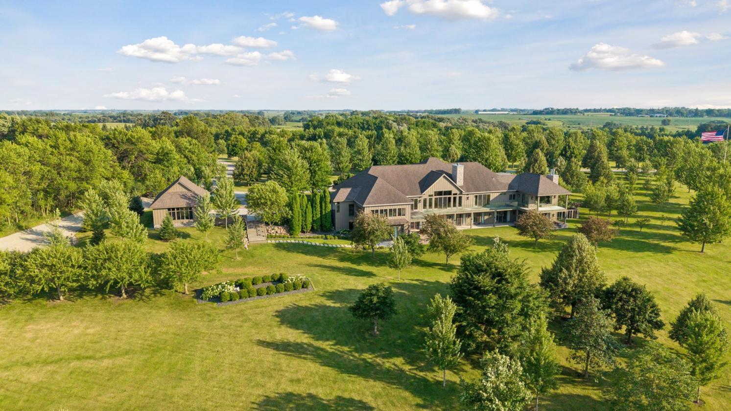 Calonett: 75-Acre Horse Estate - photo 2