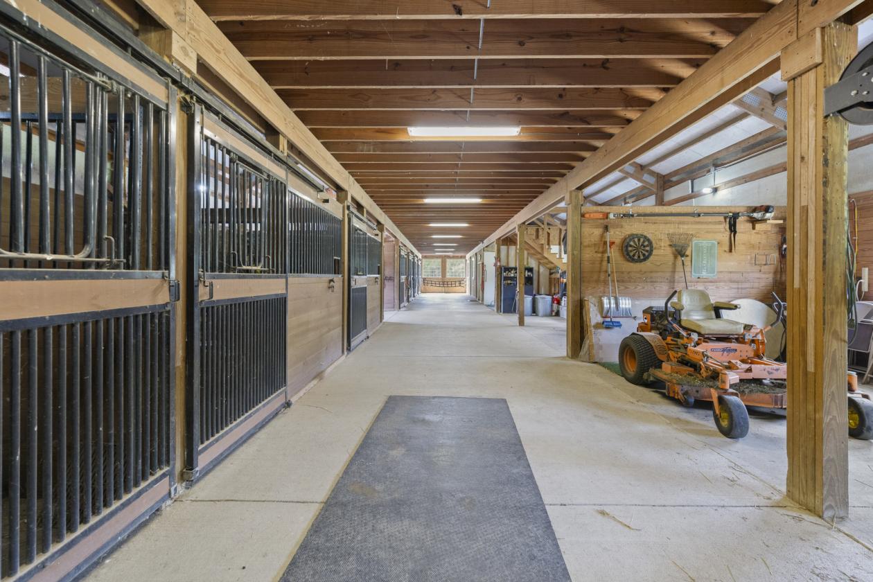 Luxurious Equine Property 27.9 acres Big New Barn - photo 10