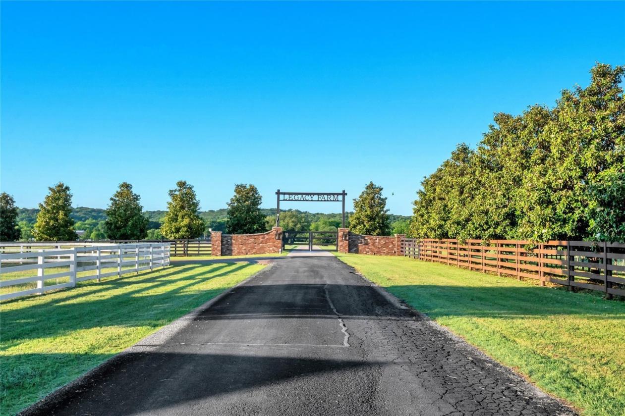 Luxury Equestrian Estate with Arena on 80.54 acres - photo 25