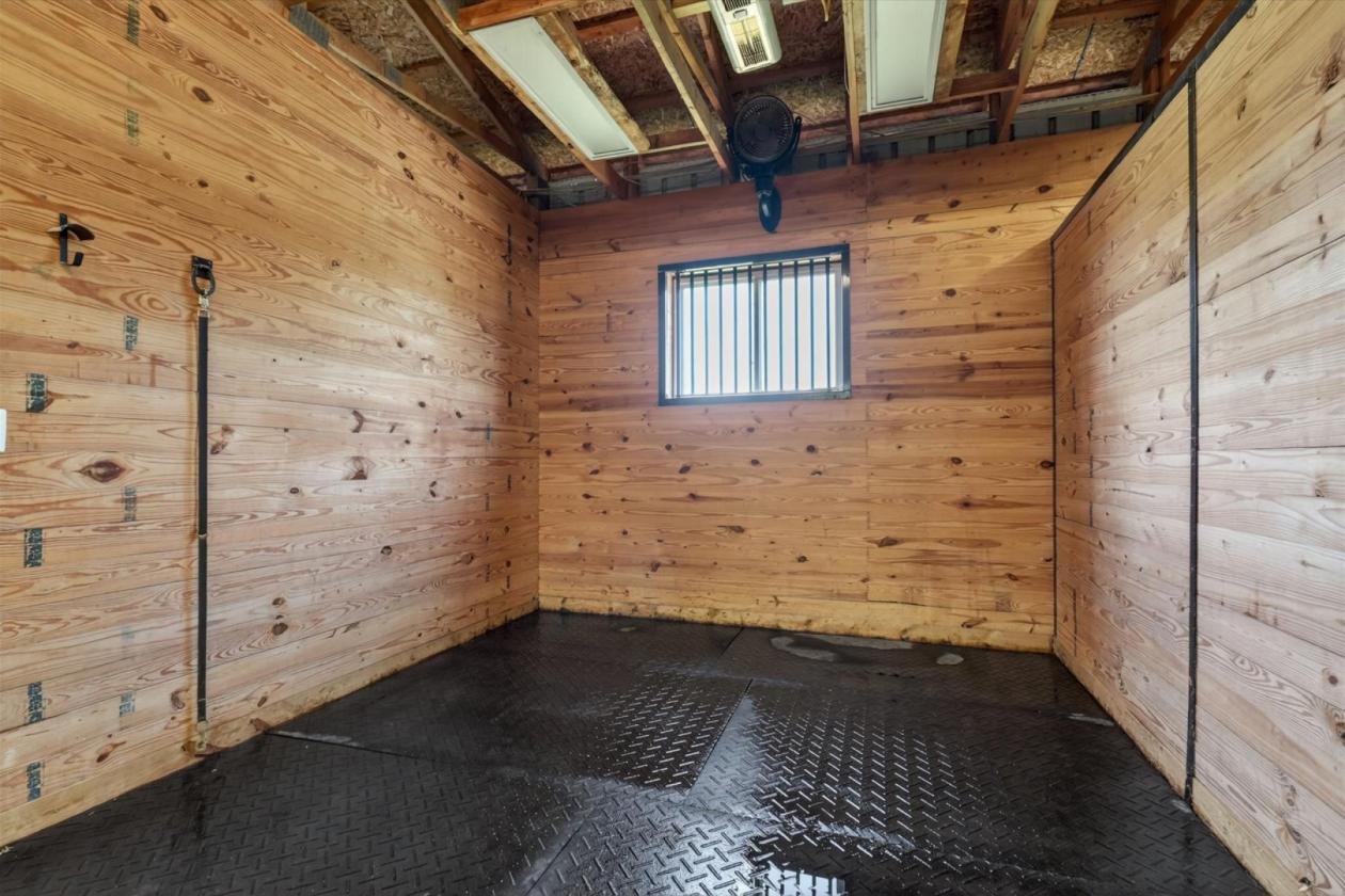 Luxury Equestrian estate with a large arena - photo 18