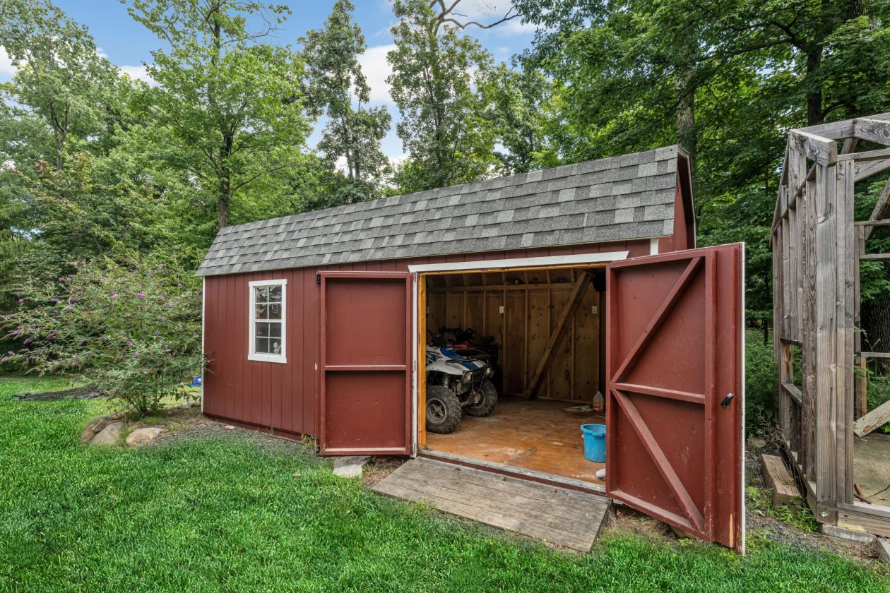 Horse Property on 6.5 acres with 3 stalls - photo 9