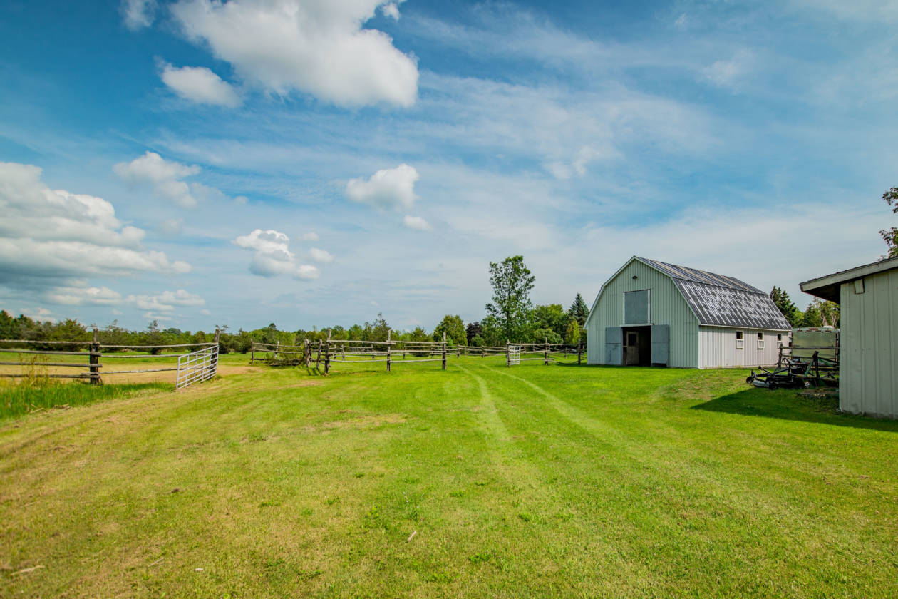 Versatile Hobby Farm boosts a 7 box stall barn with... Kingston