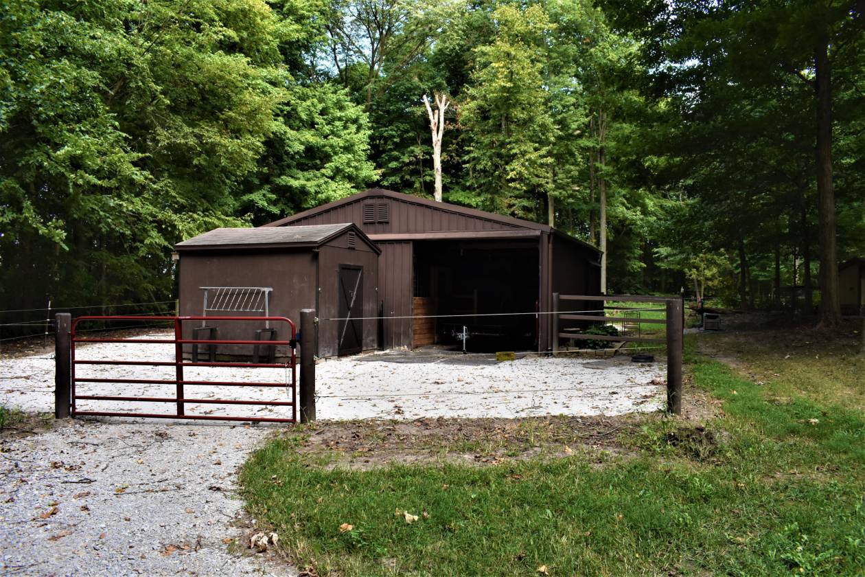 ONEOFAKIND SECLUDED HORSE FARM! Delphi, Carroll County, Indiana