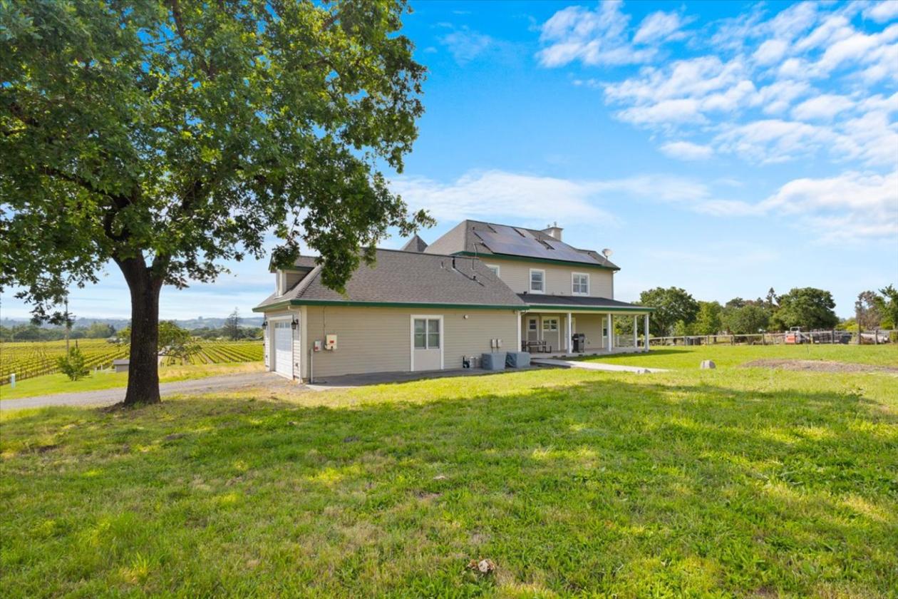 Modern Victorian Inspired Farmhouse on 2.74 acres! - photo 4