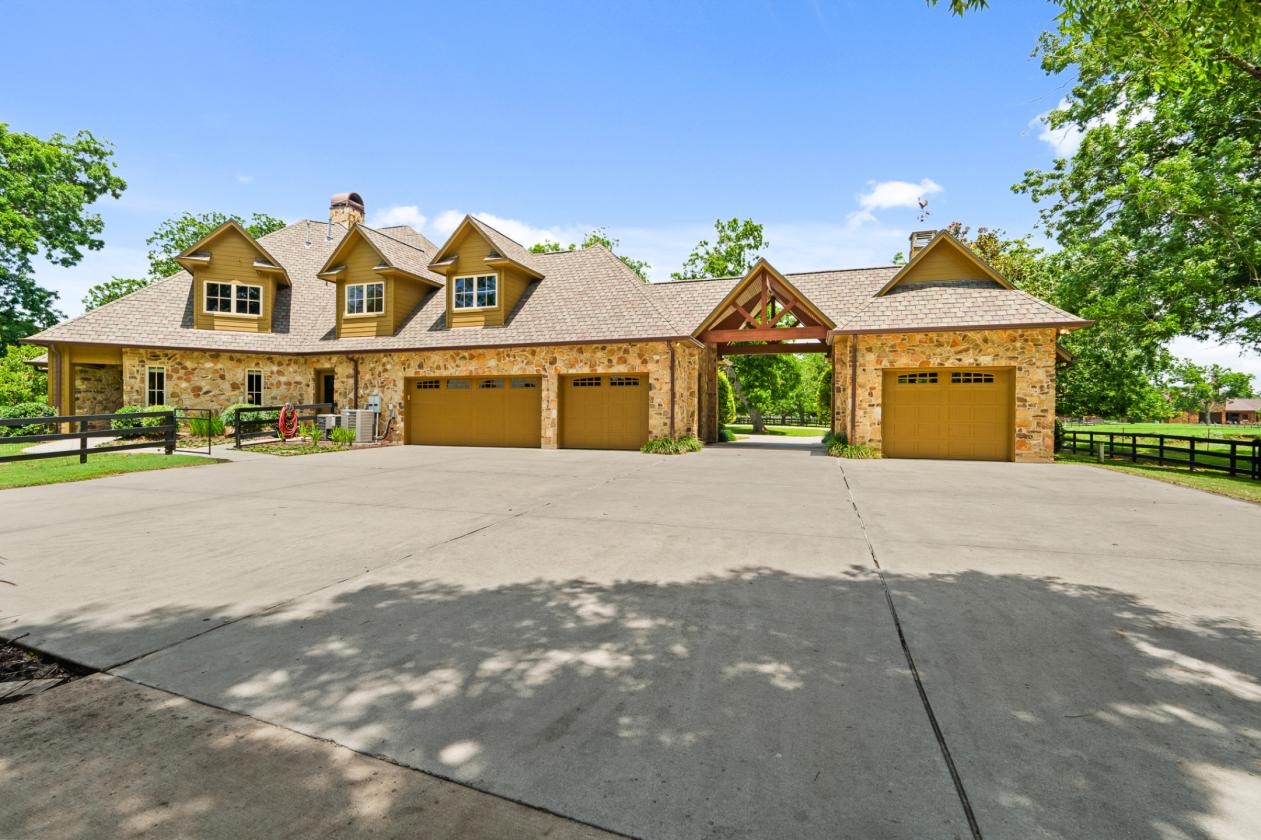 Extraordinary Estate on 7.8 Acres, 6-Stall Barn, & Dressage Arena - photo 29